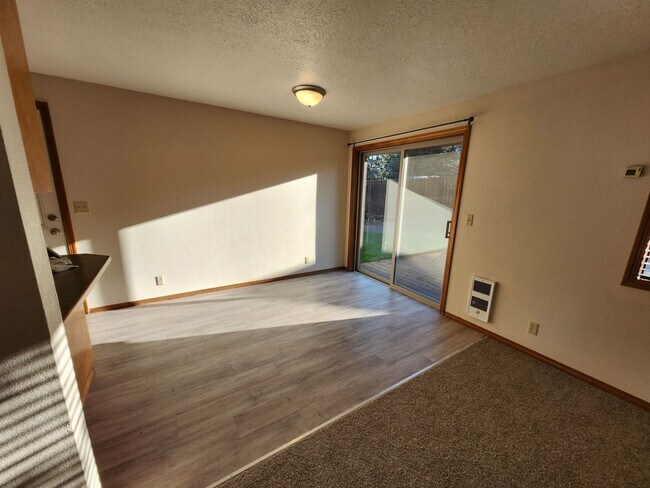 Foto del edificio - 3 Bed/2 Bath Single Level Home near Parks and Schools - Daggett Lane