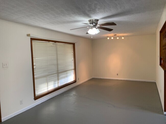 Foto del edificio - HUD Friendly | 3 Bed 1 Bath | Completely R...