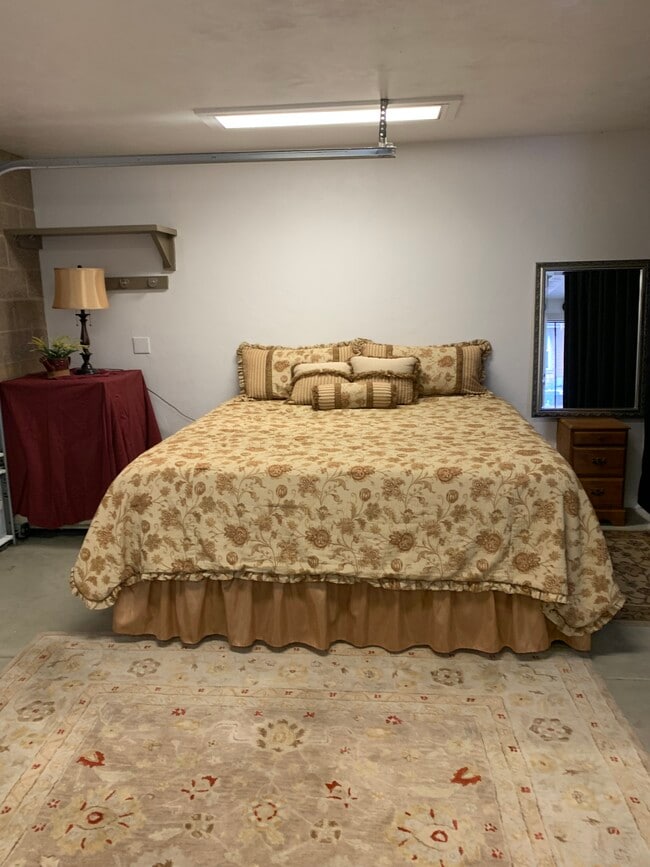 King bedroom with black out curtains - 89950 Eaton Ln