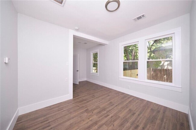 Foto del edificio - High Class -  Hyde Park Hacienda - Huge 1 Bedroom - New Finish Out - Pet Friendly - Huge Yard - E...