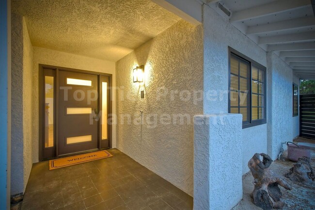 Building Photo - ***Completely Remodeled 4 bed, 2 bath Hous...