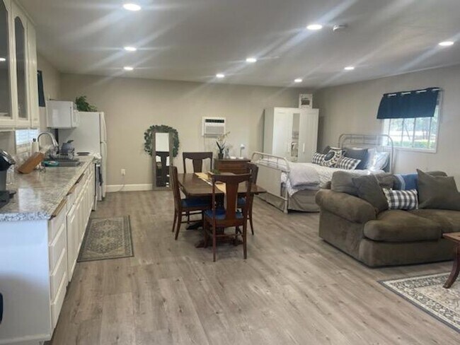 Foto del edificio - Beautiful Lower Level Studio apartment loc...