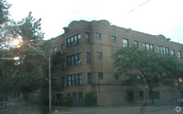 Building Photo - 4945-4951 W Monroe St