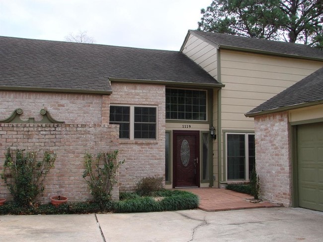 Building Photo - 1119 Rennie Dr