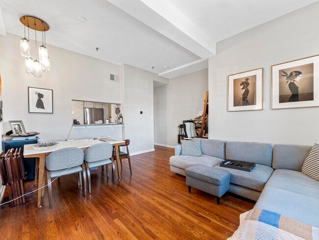 Foto del edificio - 227 Christopher Columbus Dr