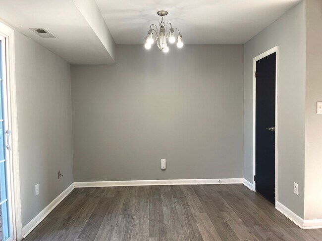 Building Photo - CLOSE TO EVERYTHING - FREDERICKSBURG RENOV...