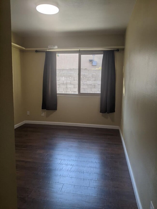 Building Photo - Beautiful Townhouse In A Perfect Location!