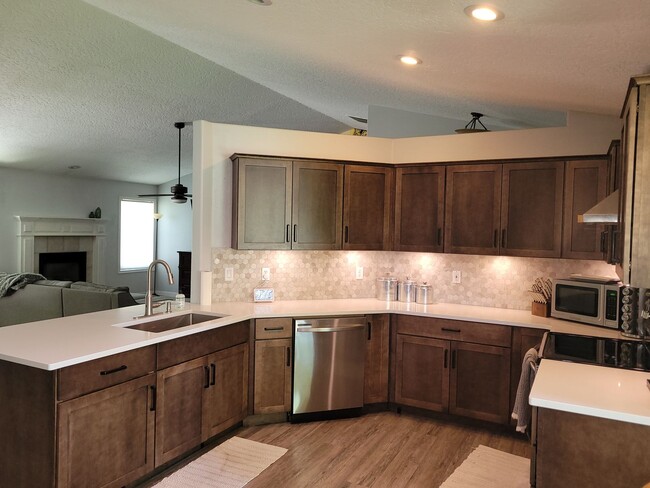 Building Photo - Stunning Home with Hot Tub!