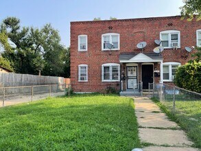 Building Photo - 910 E Patapsco Ave