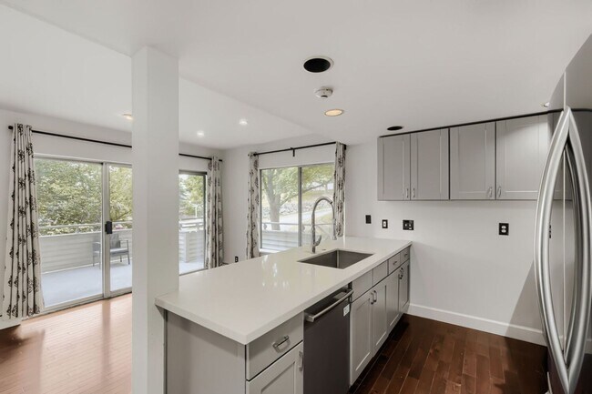 Building Photo - 3bed/2.5bath Townhome w/ Attached 2-Car Garage in Prime Redmond Location!