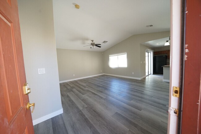 Building Photo - SHOWINGS AVAILABLE NOW