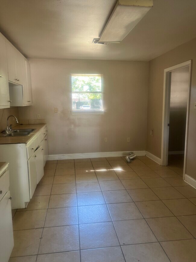 Foto del edificio - 416 E Cedar St