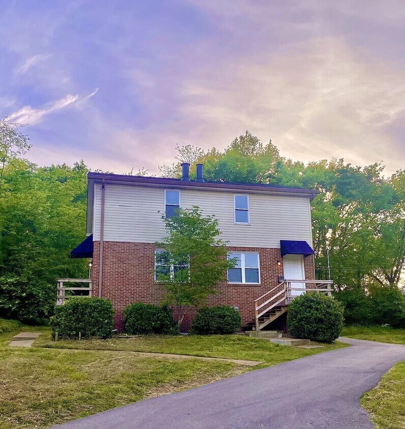 Foto principal - 2 bed 1.5 bath 10 min to downtown Nash
