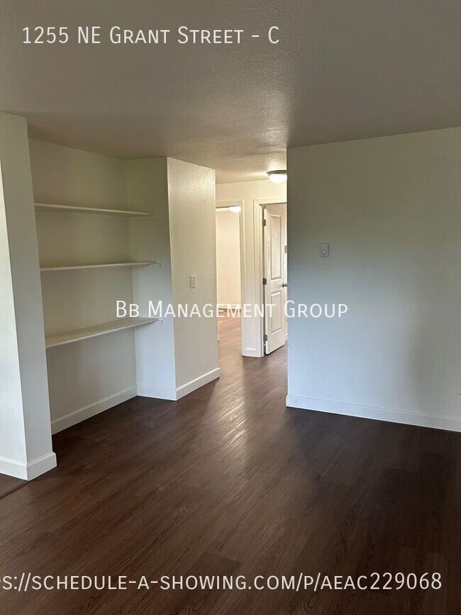 Building Photo - Beautiful Hillsboro Condo Completely Remod...