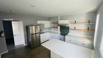 Building Photo - 809 Arnold Ave