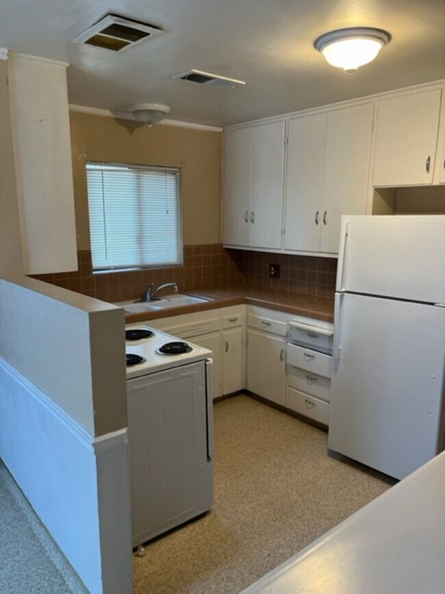 Building Photo - 3 Bedroom 2 Bath Country Home in Hanford!