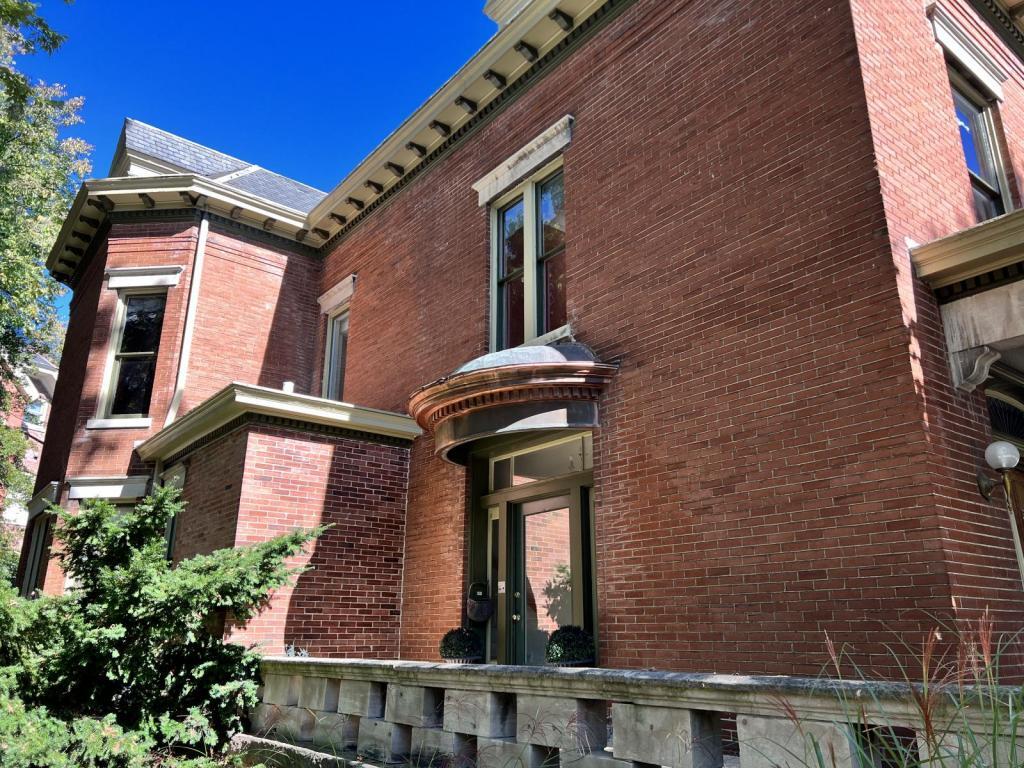 Primary Photo - 2101 Cherokee Parkway
