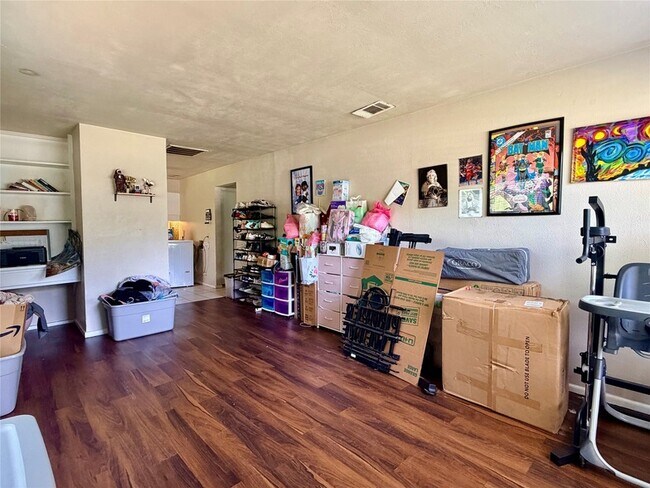 Foto del edificio - 1412 Oakwood Dr