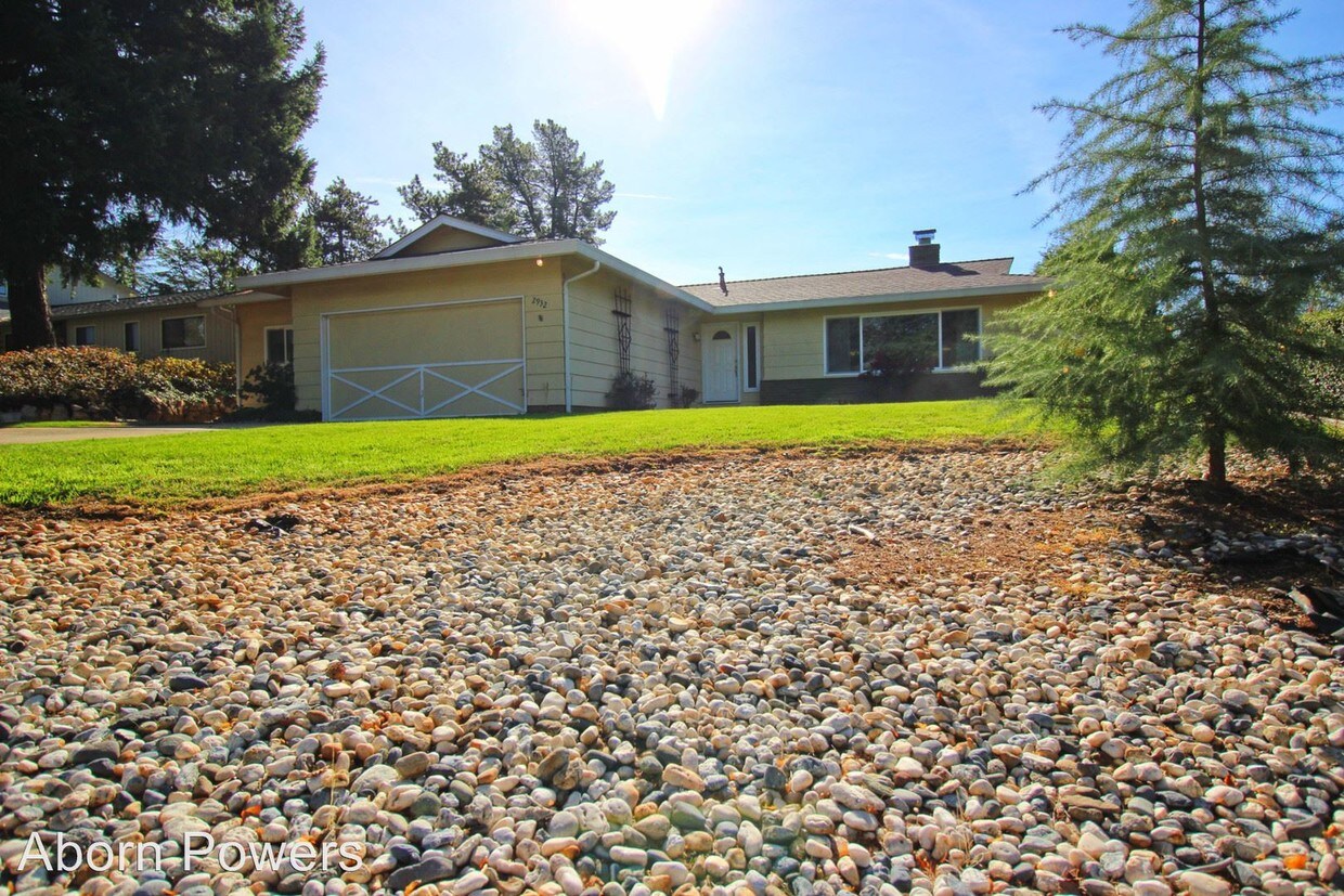 Foto principal - 2932 Camino Heights Dr
