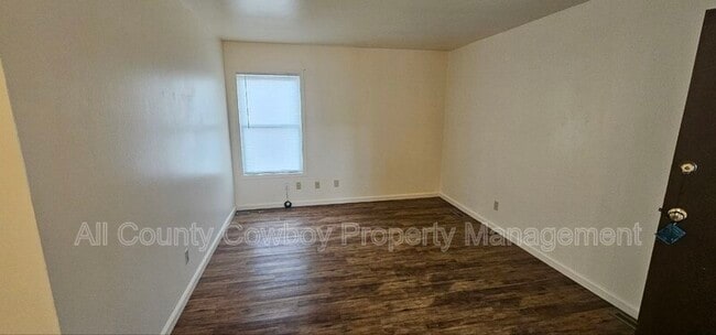 Building Photo - 126 S Cribbon Ave