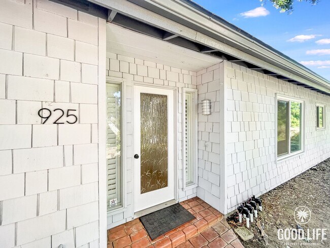 Building Photo - Stunning 4B/2.5BA House in Escondido!