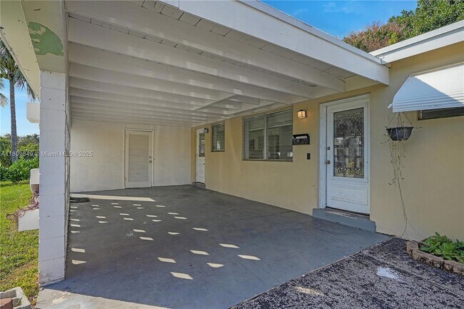 Building Photo - 2833 SW 5th St