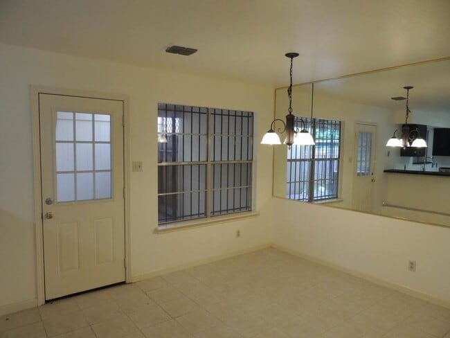 Foto del edificio - 8870 Kempwood Dr