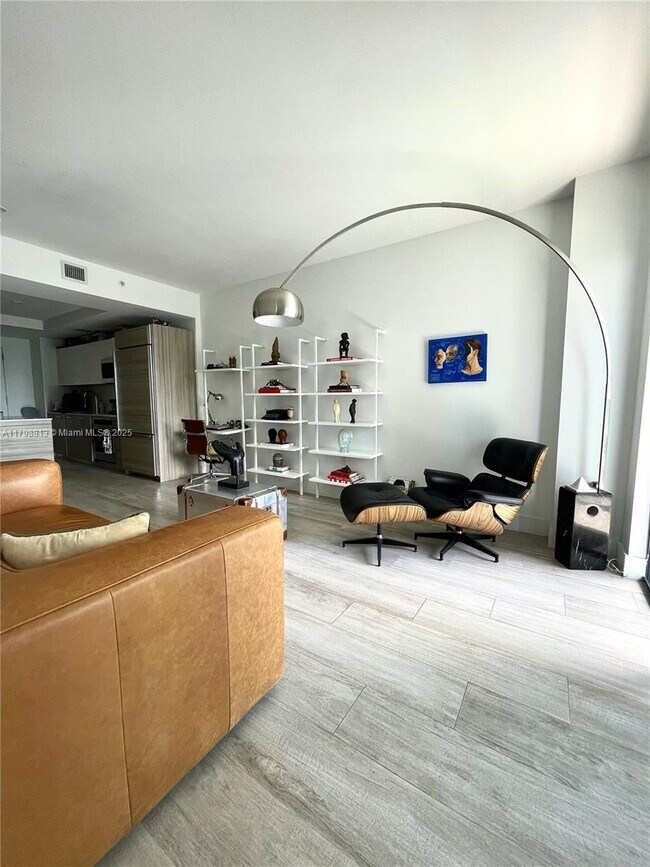 Foto del edificio - 121 NE 34th St
