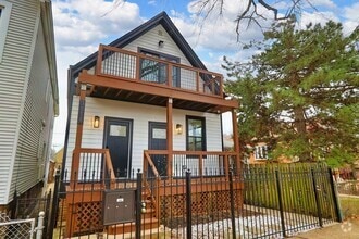 Building Photo - 3111 N Oakley Ave