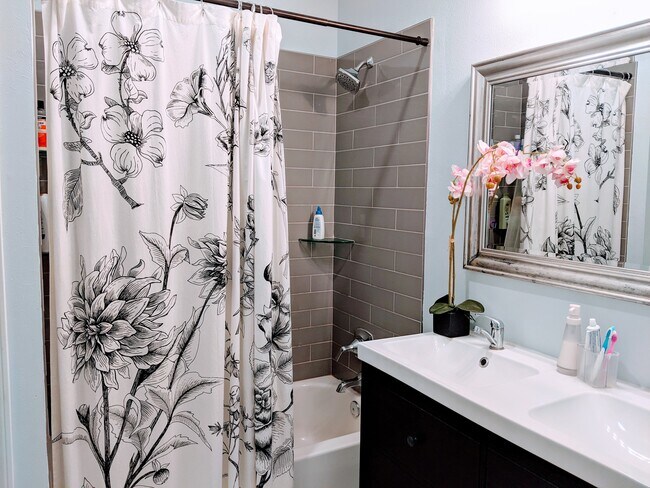 Large bathrooms - 2632 Upperline St