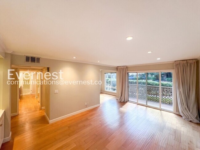 Foto del edificio - 320 N Civic Dr
