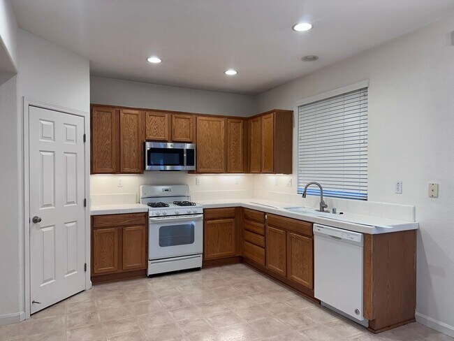 Foto del edificio - North Natomas- 3 Bed 2.5 bath 2 Car Corner home
