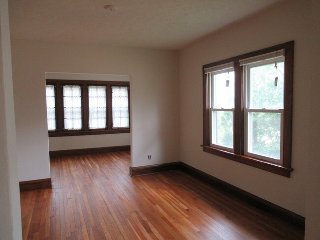 Hardwood floors - 1520 Front St