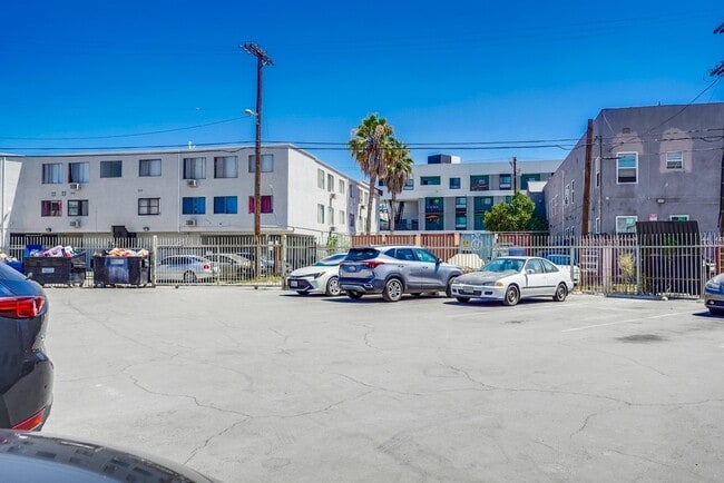 Estacionamiento - Charming Courtyard Apartments in West Adam...