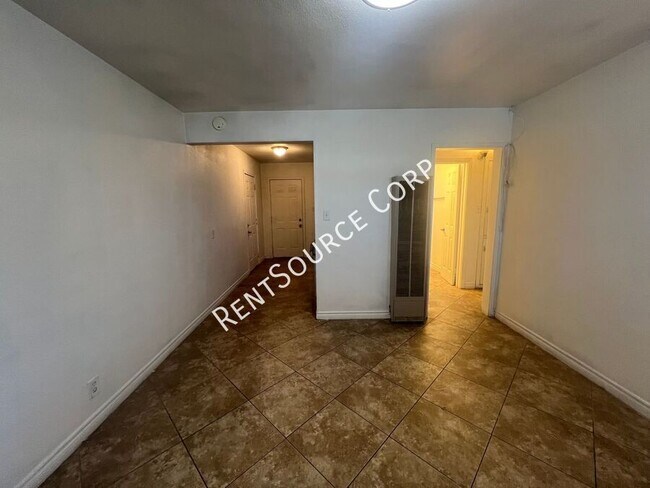 Foto del edificio - 411 South First Avenue-Unit B