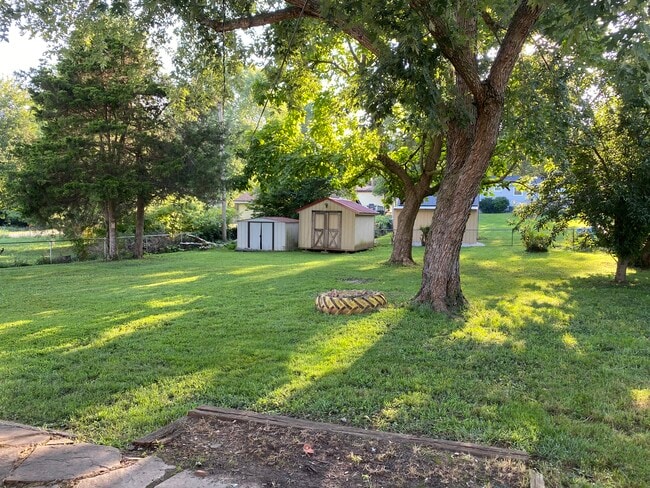 Large private back yard - 547 S Hilton Ave