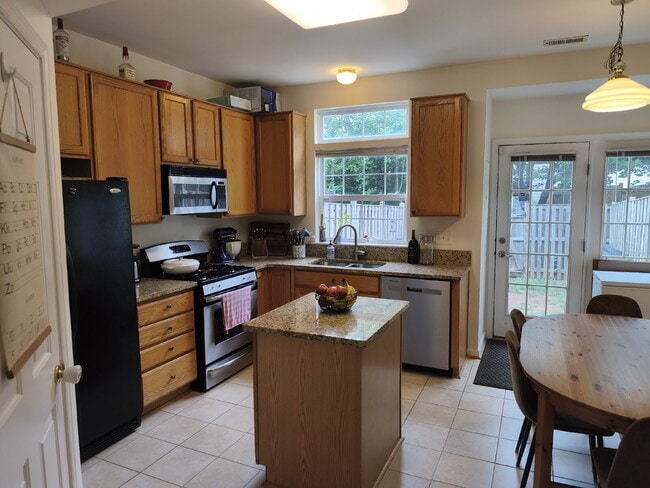 Building Photo - Well-Kept Ashburn Village Townhouse with T...