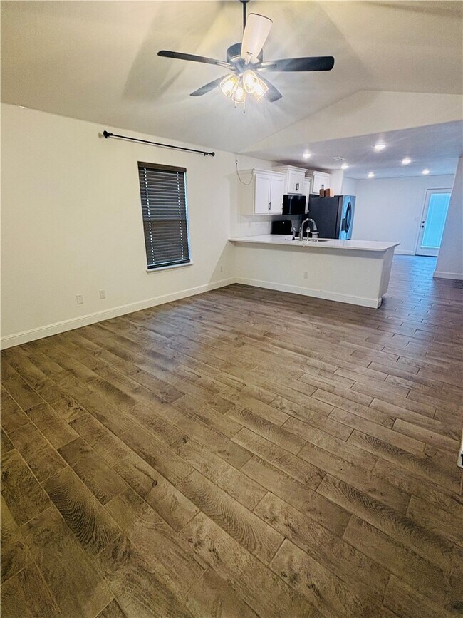 Foto del edificio - 2131 Wildflower Dr