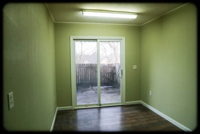 Foto del edificio - Pottery Barn-Style Home with Walkout Basement in Prime Location