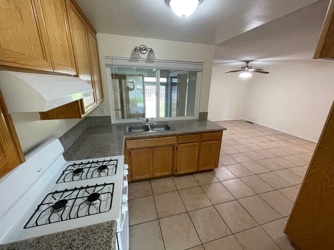 Building Photo - Single story conveniently located near freeway and shopping!