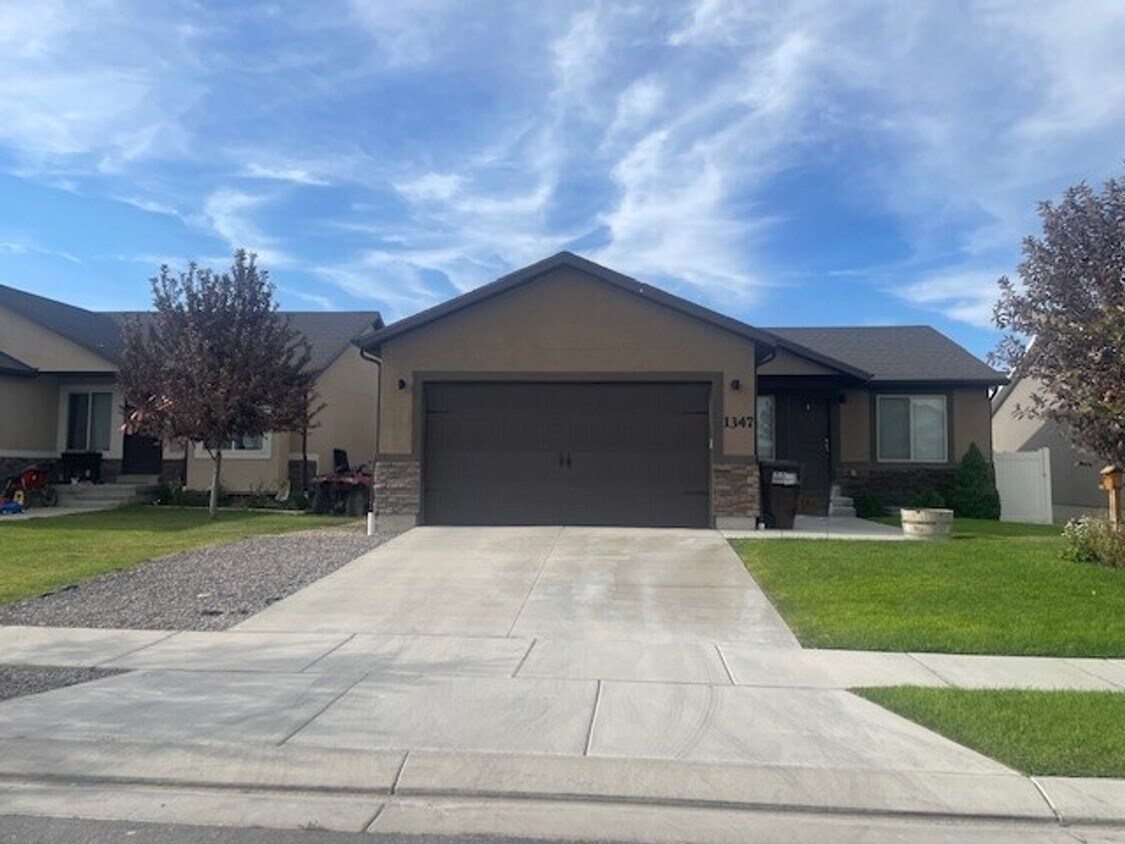 Foto principal - 3 Bedroom Eagle Mountain Home
