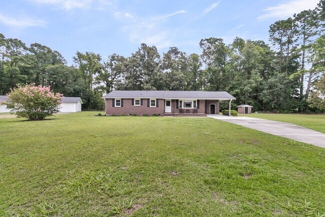 Foto del edificio - Convenient Country Living in this Spacious...