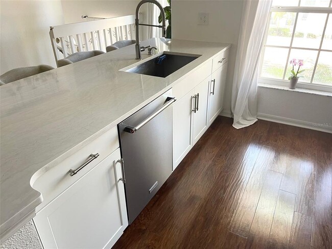 Foto del edificio - 4275 CASTLEBRIDGE Ln
