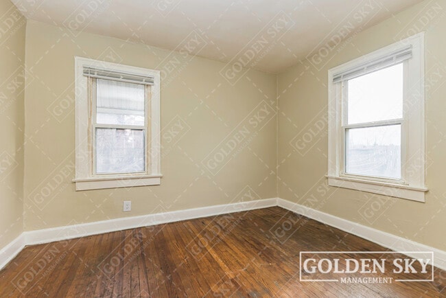 Building Photo - 2937 N Kenwood Ave