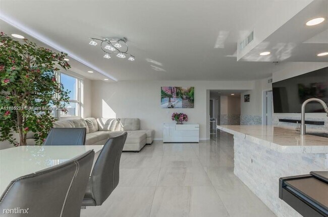 Building Photo - 3 br, 2 bath Condo - 2080 S Ocean Dr Apt 1011