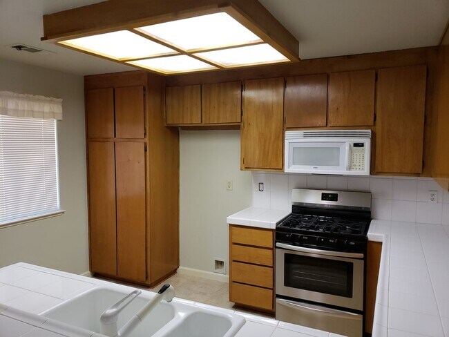 Building Photo - 3 Bedroom 2 bath home off College View