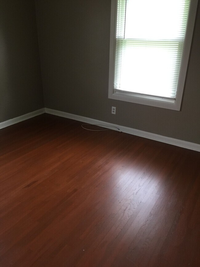 Building Photo - Cozy 3 BR 1.5 Bath