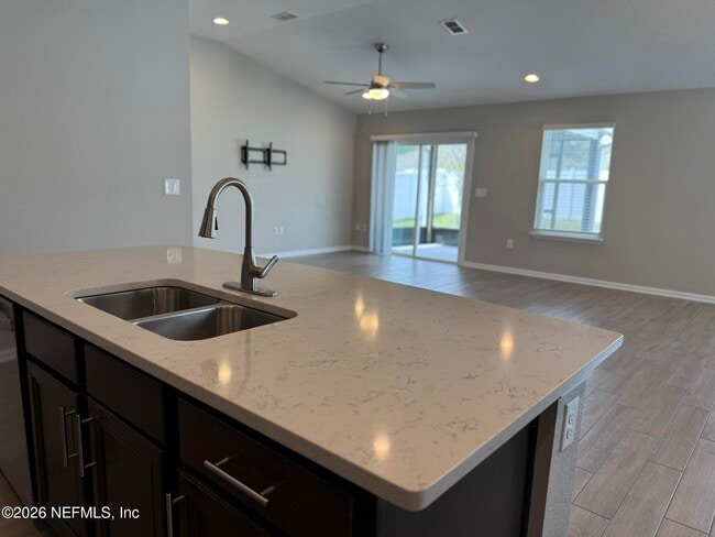 Foto del edificio - 7713 Island Fox Rd