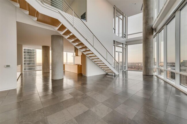 Foto del edificio - 2430 Victory Park Ln