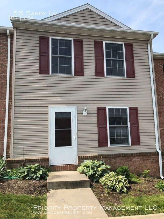 3BR / 1.5 BA Townhome in Broadway